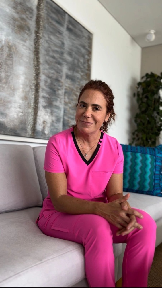 La Dra. Paola Kafury en su consultorio